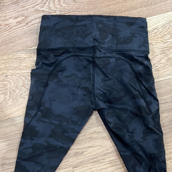 Lululemon capris size small / size 4, with pockets - Picture 5 of 6